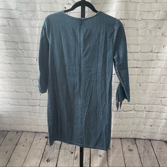 CeCe Womens Denim Shift Embroidered Floral Blue Chambray Winter Frost Size 2 - Picture 2 of 4